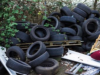 20 Altreifen und wilder Müll bei Trier in der Natur entsorgt