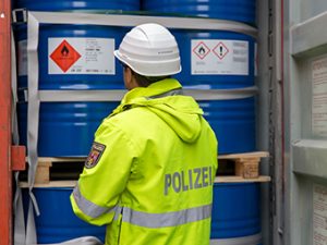 Wasserschutzpolizei-zieht-Ueberseecontainer-mit-gefaehrlichen-Abfaellen-aus-dem-Verkehr