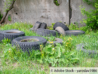 ZARE | Zertifizierte Altreifenentsorger | Alte Reifen am Straßenrand illegal abgelagert