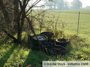 Altreifen illegal zwischen Feld und Wald entsorgt