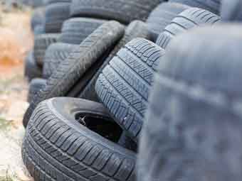 illegal entsorgte Reifen versperren Strasse