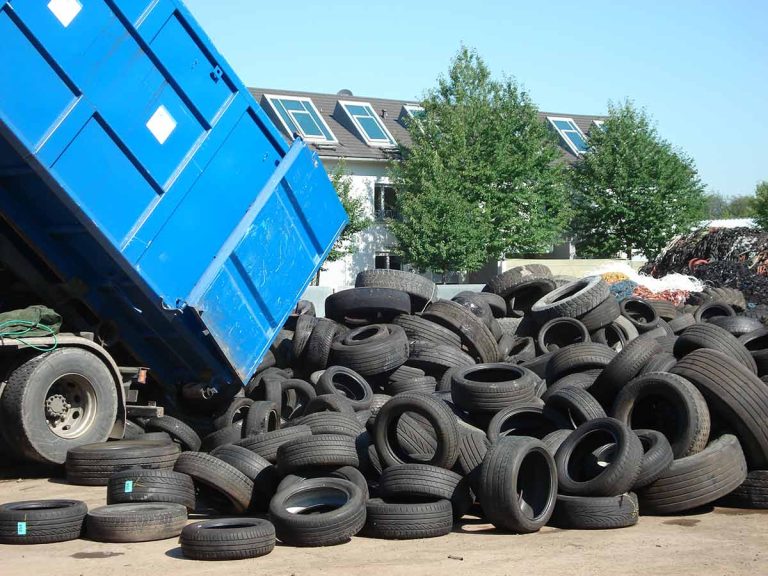 Verdacht auf Müllschmuggel: Zollamt untersagt Altreifenimport aus der Schweiz