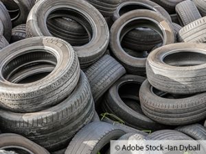 ZARE | Zertifizierte Altreifenentsorger | Mehrere Alte Reifen in der Natur entsorgt