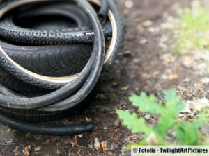 Reifen illegal an Waldweg entsorgt
