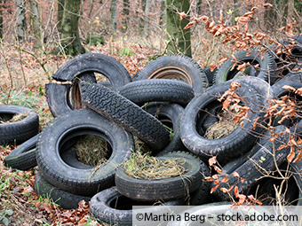 Reifen illegal im Waldgebiet entsorgt