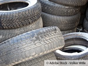 ZARE | Rund 20 alte Reifen illegal entsorgt