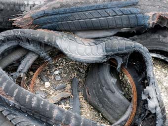 verbrannte alte Reifen