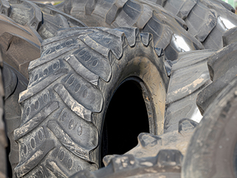 Vierzehn LKW-Reifen illegal abgelagert